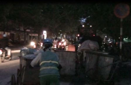 Xe rác hoạt động như “xe vua” tại Hà Nội